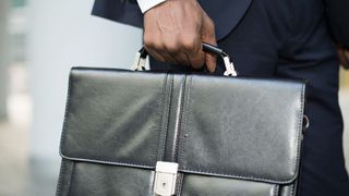 Zusätzlich zur Aktentasche von Olaf Scholz sollen via WhatsApp künftig auch weitere interessante Einblicke in die Arbeitswelt des Bundeskanzlers und seines Kabinetts gewährt werden. (© Minerva Studio - stock.adobe.com)