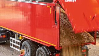 Der Schubboden-Kippsattel SKS transportiert Stückgüter wie Paletten und Stroh sowie nahezu alle Schüttgüter und Feststoffe und kann somit das ganze Jahr über eingesetzt werden. (Bild: Robin Krampe)