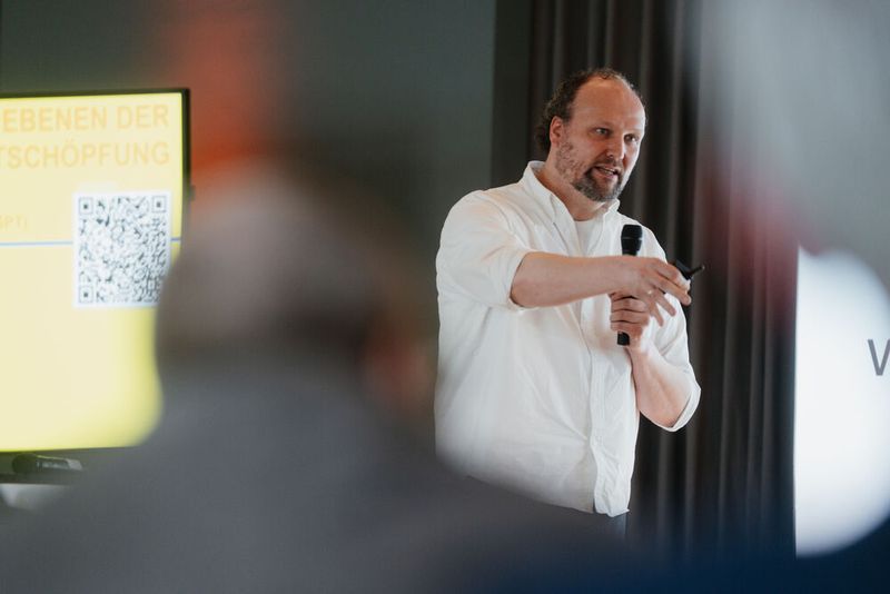 Prof. Dr. Dr. Björn Niehaves (Uni Bremen und eGovernment-Kolumnist) gewährte Einblick in die Ergebnisse einer groß angelegten KI-Studie der Uni Bremen. (Bild: Manuel Emme Fotografie)