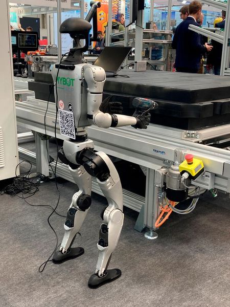 Humanoide Roboter, wie dieser von Mybot, könnten in der Batterieproduktion die Gehäuse verschrauben. (Bild: Stefanie Michel)