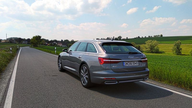 Knackiges Heck: Die durchgehende Aluminiumleiste zwischen den Rückleuchten setzt einen stilvollen Akzent. (Bild: Thomas Günnel/Automobil Industrie)