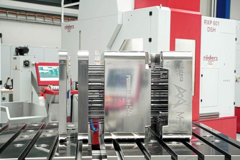 Ausschließlich gefräst und gebohrt: Die von Mark Rotzoll konstruierte und im Vorfeld gefertigte Beispielbaugruppe. Hier zu sehen, wie die 76 Auswerfer beginnend von der Auswerferdruckplatte, durch die Auswerferhalteplatte in den Formeinsatz übergehen. Die noch nicht verschraubte Auswerferdruckplatte steht ganz links.  (Bild:  Röders GmbH)