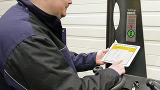 Dominique Courtin ist bei Arnholdt zuständig für die regelmäßige Prüfung und Wartung von rund 50 unterschiedlichen Geräten. Mit der Software Prüfplaner von Kaiser + Kraft hat die Zettelwirtschaft ein Ende und er kann alles mit dem Tablet dokumentieren. (Arnholdt)