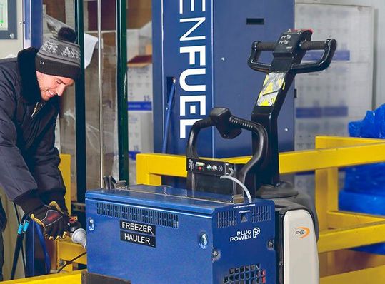 Jetzt können auch kleinere Staplerflotten mit Wasserstoff umweltschonender agieren. Denn Plug erweitert sein sogenanntes Genkey-Angebot an günstiger Wasserstoffversorgung und -lagerung.(Bild:  Plug)