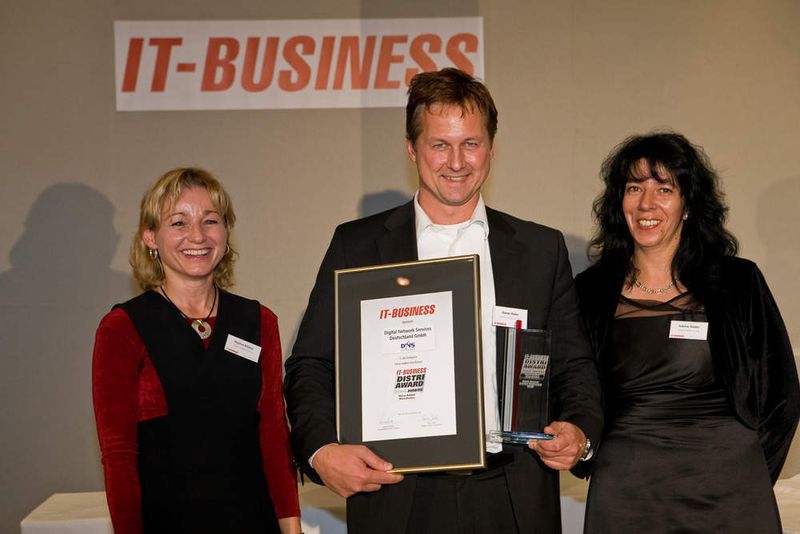 Preis-Verleihung des Silber-Awards in der Kategorie Value Added Distribution an DNS. Den Award nahm Dieter Hahn entgegen. (Archiv: Vogel Business Media)