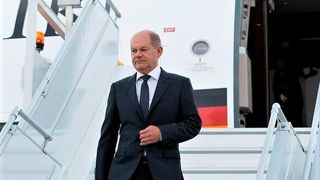 Neue Materialquelle! Bundeskanzler Olaf Scholz ist mit einer Wirtschaftsdelegation für drei Tage nach Kanada gereist. Es geht dabei auch um kanadische Rohstoffe, die man als Ersatz für die fehlenden aus Russland braucht. (Bild: AP)