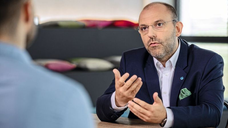 Peter Fintl, Leiter Technology & Innovation bei Capgemini Engineering, sieht die Transformation der Autoindustrie im Bereich Software als gewaltige Aufgabe.(Bild:  Alex Schelbert/Capgemini Engineering)