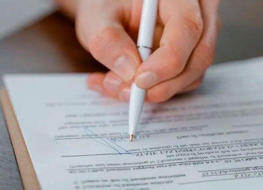 Bitte mehr Gas geben! Die Bürokratie in Deutschland hat überhandgenommen, wie die Industrie klagt. Es wird zwar entbürokratisiert, aber das geht der Industrie viel zu langsam ...(Bild:  Bürohengst)