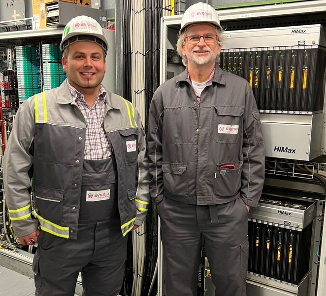 Marc Langehegermann (links) und Ralph Michaely von Evonik hat in der Zusammenarbeit mit Hima u. a. das sehr strukturierte Vorgehen gefallen. (Bild: Hima)