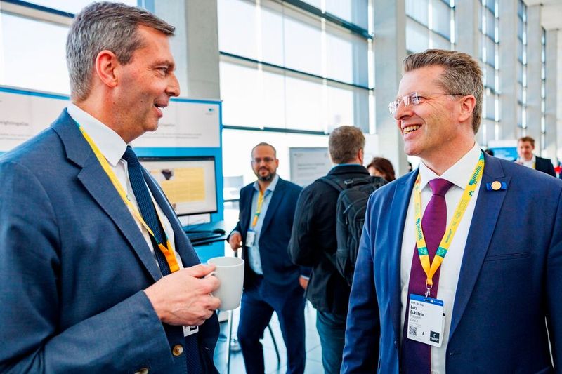 VCI-Präsident und Covestro-CEO Markus Steilemann (links) und VDI-Präsident Prof. Lutz Eckstein hielten jeweils eine Keynote. (Bild: bundesfoto/Bernd Lammel)