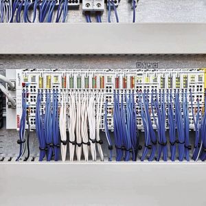 Modulare I/O-Architektur im Einsatz: Ethercat-Koppler und -Klemmen integrieren die weitreichende Sensorik der Elektrolyseure und reduzieren den Verdrahtungsaufwand.(Bild:  Beckhoff Automation)