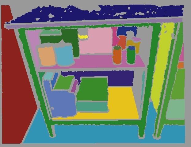 ...wird in homogene Bereiche segmentiert (Mitte). (Fraunhofer IPA)