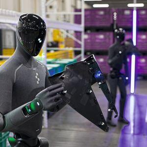 Figure 03 im Einsatz: Dank taktiler Sensoren und Kameras in den Händen sequenziert der Roboter angelieferte Bauteile für die Montage.(Bild:  BMW)