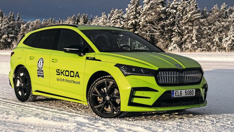 Ebenfalls einen Eintrag ins Guinness-Buch der Rekorde sicherte sich ein Skoda Enyaq Anfang 2023 auf einem zugefrorenen See in Mittelschweden. Dem tschechischen Stromer gelang es auf der Eisfläche, pausenlos driftend eine Distanz von 7,351 Kilometer zurückzulegen. Dabei fuhr das Elektroauto den Dauerdrift auf einer rund 16 Minuten langen Rekordfahrt insgesamt 39 Mal im Kreis und war mindestens 32 und maximal 49 km/h schnell. Die bisherige Bestmarke von 6,231 Kilometer war im Vorjahr in China aufgestellt worden. (Bild: Skoda)