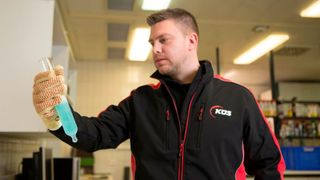 
Unter identischen Laborbedingungen haben die Prüfer elf gängige Produkte getestet. Das Testurteil fällt für neun von elf der Reiniger katastrophal aus. (Bild: KÜS)