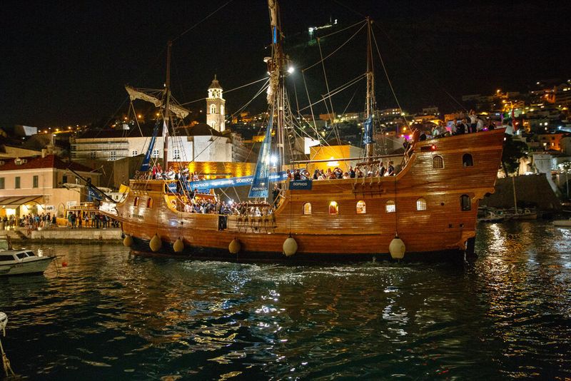 Mit dem „Piratenschiff“ kamen die Partner im historischen Hafen Dubrovniks an. (Sophos)