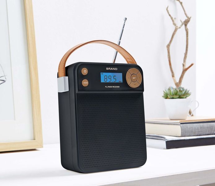 Das Kompaktradio ist ein digitales FM-Radio im Retro-Design mit 3,5-mm-AUX-IN-Anschluss und auch als Lautsprecher beispielsweise für Smartphones nutzbar. Es kostet rund 20 Euro. (Tchibo)