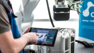 Intelligente Roboterlösungen für die Montage-Automatisierung: Am Fraunhofer IPA entwickelte man die Software Drag&Bot, die den Programmieraufwand reduziert. Damit lassen sich fertige Programmbausteine über eine graphische Bedienoberfläche schnell und intuitiv zu komplexen Roboterapplikationen zusammenfügen. Je nach Prozessanforderungen ist Drag&Bot modular erweiterbar.  (Fraunhofer IPA/Foto: Rainer Bez)