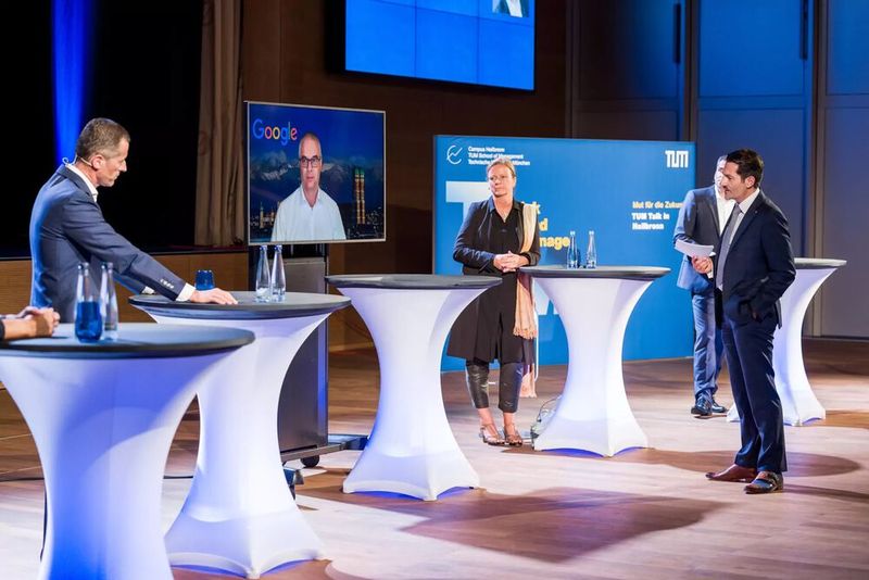 In Zeiten der Coronapandemie, die die Weltgemeinschaft vor grenzüberschreitende Herausforderungen historischen Ausmaßes stellt, wird der Nullpunkt neu kalibriert und die Zukunft neu geschrieben. Der TUM Talk in Heilbronn hatte das Ziel, genau das im Hinblick auf digitale Transformation und New Leadership vernünftig anzugehen – und zwar miteinander und hautnah. Alle Beteiligten sind nach der Veranstaltung überzeugt, dass man das auch im Rahmen der Möglichkeiten schaffen wird. (Bild: TU München)