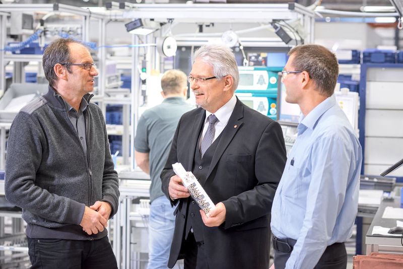 „Industrie 4.0 erfordert gemeinsame Protokolle und Schnittstellen über alle Ebenen und Technologien“, weiß Dieter Michalkowski (Mitte) von Aventics.  (Aventics)