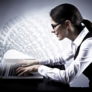 Die Software markiert Probleme bei Rechtschreibung, Grammatik, Stil und Terminologie. Die Autoren erhalten zu den Fehlern Erläuterungen und Empfehlungen.