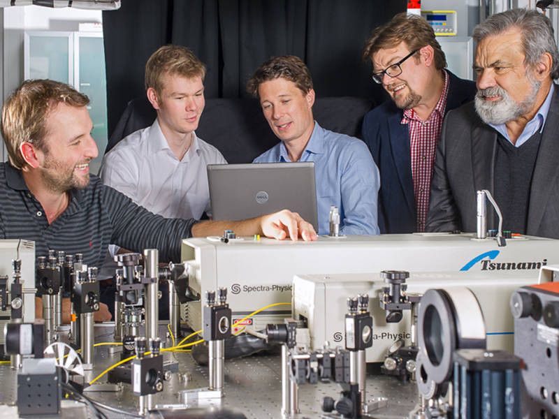 Nanodrahtlaser-Forscher im Labor: v.l. Doktoranden Benedikt Mayer, Daniel Rudolph; Dr. Gregor Koblmüller; Prof. Jonathan Finley, Prof. Gerhard Abstreiter. (Bild: A. Heddergott/TUM)
