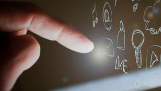 Mit Gesten sollen sich Smartphone & Co. noch einfacher bedienen lassen. Fraunhofer-Forscher haben dazu eine günstige Methode entwickelt, Abstände, Bewegungen und Gesten zu erfassen. (Bild: gemeinfrei)