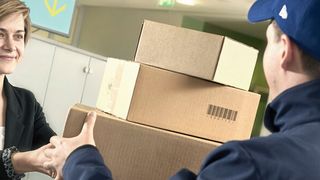 Jetzt „schwarz auf weiß“: Der Empfang von Privatpaketen am Arbeitsplatz ist steuerfrei. (Pakadoo)