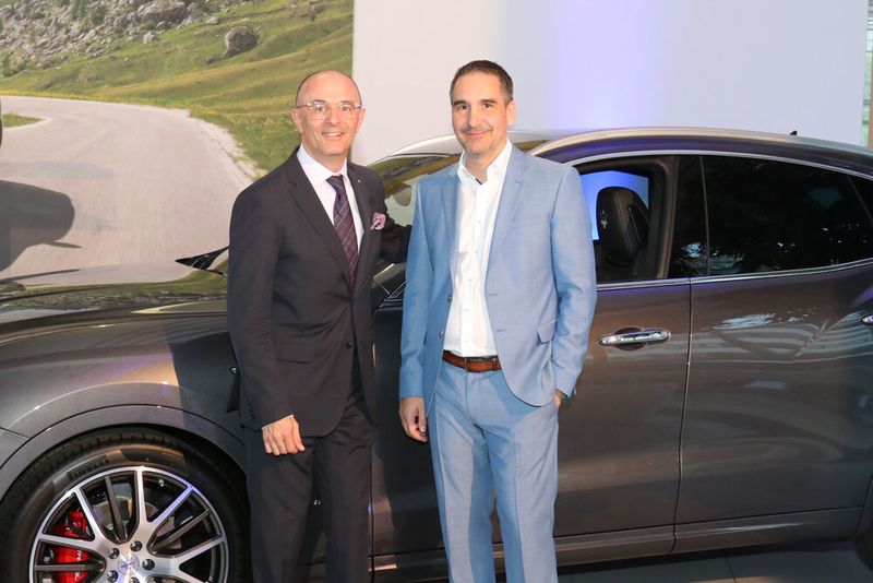 Piergiorgio Cecco, Chef von Maserati in Deutschland, Österreich und der Schweiz (li.), eröffnete mit Scherer-Geschäftsführer Christian Scherer den Showroom vor 150 Gästen. (Bild: Scherer-Gruppe)