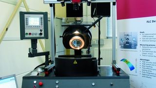 Besonderer Wert wurde auf die Steuerungstechnik der hydraulischen Maschine gelegt, die mit einer SPS den Umformversuch über Kraft- und Stempelwegmessung steuerbar macht. (Archiv: Vogel Business Media)