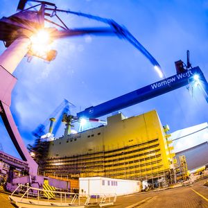 Die 67 m hohe, 56 m breite und 83 m lange Offshore-Konverterplattform wurde in der Werft Rostock-Warnemünde von Nordic Yards gefertigt.