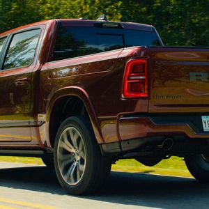 Die Neuauflage verfügt über ein modifiziertes Design mit neuen LED-Scheinwerfern und Frontmasken.(Bild:  Stellantis)