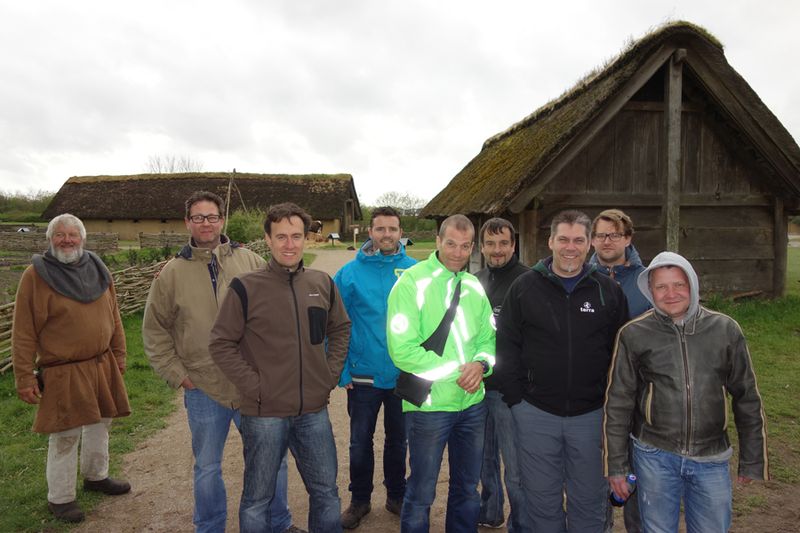 Die zweite weiße Gruppe holte Holz für das Feuer (IT-BUSINESS)