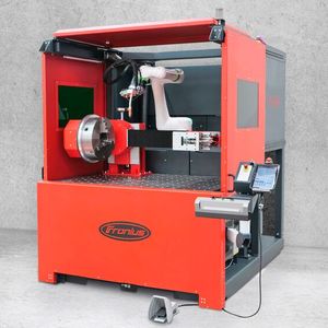 Rentabel bei kleinen Stückzahlen! Hohe Schweißqualität vom ersten bis zum letzten Stück winke mit der kompakten Fronius-Cobot-Schweißzelle CWC-S mit optionalem Reitstock. Während der Cobot Routineschweißaufgaben erledigt, können sich Schweißfachkräfte anderer Arbeit widmen. (Bild:  Fronius)