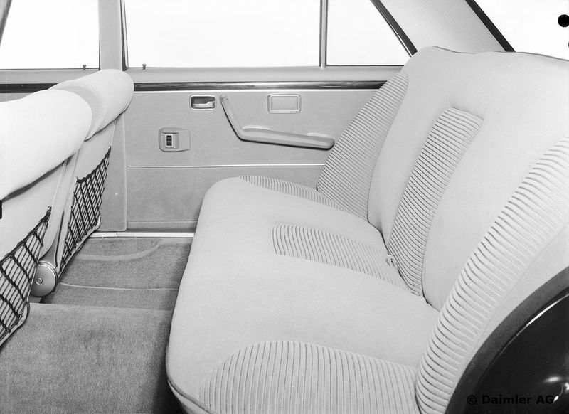 Der 6.3er verfügte über einen um zehn Zentimeter verlängerten Radstand gegenüber der normalen Limousine. Der kam voll und ganz den Fondpassagieren zugute. (Daimler AG)
