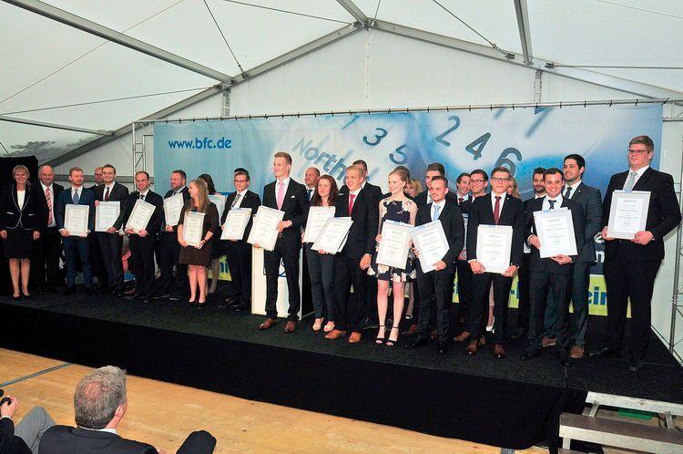 Auch die Studierenden der 2c freuten sich über Zeugnisse und Diplome. (Zietz/»kfz-betrieb«)