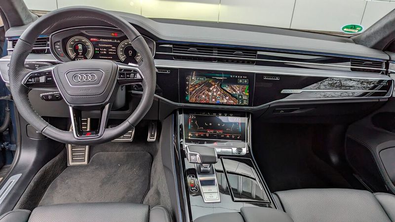 Das Cockpit ähnelt allerdings dem des kleineren A6 bis ins Detail. Hier wäre vielleicht etwas mehr Abgrenzung zur profaneren Dienstwagenklasse möglich gewesen. (Bild: Rosenow – VCG)