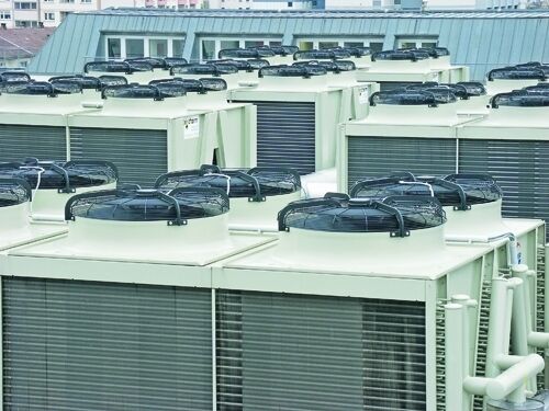 Klimaanlagen sorgen für die richtige Raumtemperatur des Rechenzentrums. Dabei ist zu beachten, dass nicht nur die Serverräume, sondern auch hitzegefährdete Kabelstrecken – beispielsweise Leitungen unter dem Dach – gekühlt werden müssen.  (Foto: 1&1)
