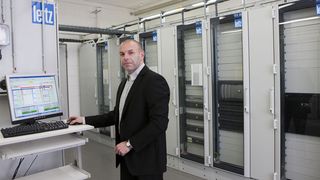 Edgar Strommer, IT-Leiter von Leitz, freut sich über gesunkene Energiekosten: Das Rechenzentrum des Werkzeugbauer erreicht mit einer freien Kühlung einen PUE-Wert von 1,28 Bild: Rittal (Archiv: Vogel Business Media)