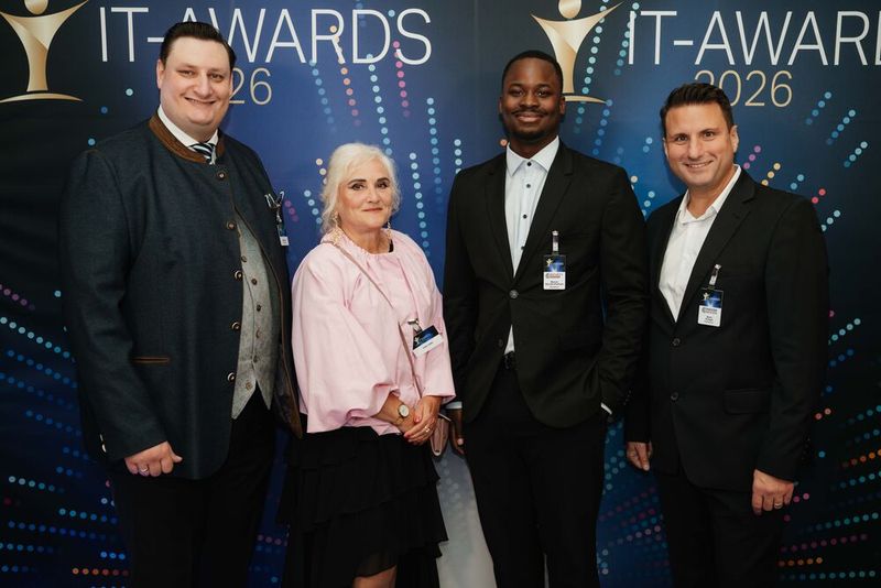 Die Laudatorin des von den Insider-Redaktionen vergebenen Innovation-Awards Ulrike Ostler mit (v. l.) Philipp Emering, Marvin Djondo-Pacham und Berk Kutsal (alle Vogel IT-Medien). (Bild: Manuel Emme Fotografie)