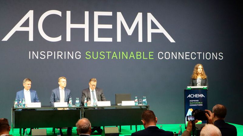Simone Angster, Leiterin Kommunikation und Pressesprecherin der Achema, erföffnet die Pressekonferenz.  (Bild: Ernhofer/PROCESS)