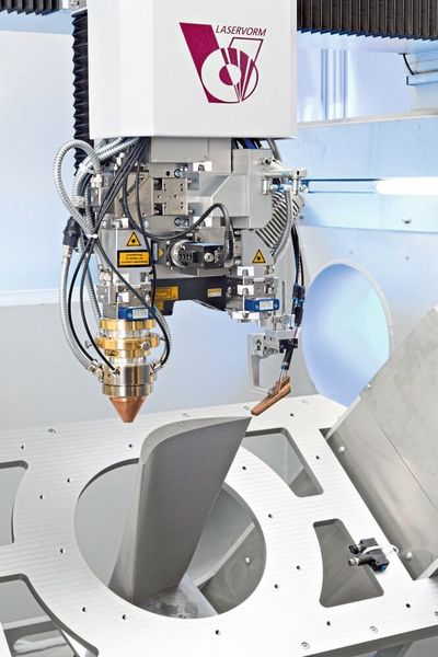 Laser reduziert Kosten: Wirtschaftlich und zuverlässig lassen sich unter anderem Turbinenschaufeln für Flugzeugtriebwerke und für Kraftwerksturbinen mit dem Laserauftrags- schweissen instand setzen.  (Laservorm)