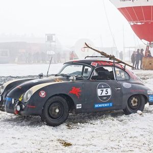 Initiatoren des GP Ice Race sind Ferdinand Porsche und Vinzenz Greger. Entsprechend verwundern durfte auch nicht der überproportionale Anteil von Porsche- und VW-Gruppe-Fahrzeugen.(Bild:  Matthias Knödler)