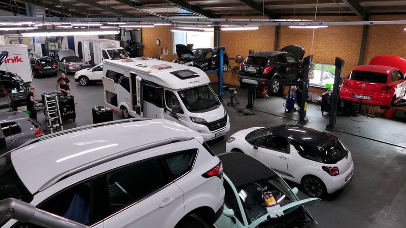 Den Erftstädter Meisterbetrieb Kfz-Röttgen gibt es seit dem Jahr 2004. In den Folgejahren hat sich der Betrieb immer weiter entwickelt. 2013 kauften die Erftstädter den ersten eigenen Betrieb – rund 150 Meter Luftlinie vom heutigen Standort entfernt. Der Betrieb hatte vier Hebebühnen, da habe das Arbeiten deutlich mehr Spaß gemacht, berichtet Andreas Röttgen. Das motivierte ihn, er wollte weiter wachsen. Sein Vater, der bis dato das Sagen hatte, wollte das nicht; sein Ziel war es, dem Junior einen schuldenfreien Betrieb übergeben zu können. Und genau das tat er.  (Bild: Wenz - VCG )