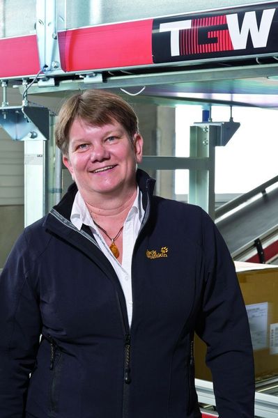 Uta Mohr, Logistikleiterin bei Jack Wolfskin: „Bereits sehr früh im Planungsprozess war uns klar, dass wir ohne Tablare oder zusätzliche Ladungsträger arbeiten wollten.“ Bild: TGW (Archiv: Vogel Business Media)