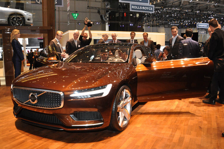Volvo bringt mit dem Concept Estate inzwischen die dritte Studie, die einen Ausblick auf die optische Zukunft der Marke geben soll. Erstmals zeigen die Schweden auch einen Innenraum, der das Zeug zur Serie hat. (Foto: Wehner)