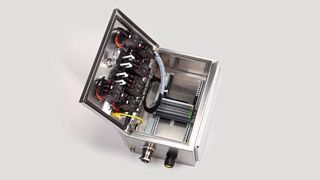 Mittels Fronteinbau, das heißt Bestückung von Komponenten innen auf dem Deckel eines Gehäuses, ist der Aufbau besonders wartungsfreundlicher Ex-Steuerkästen möglich. (R. Stahl)