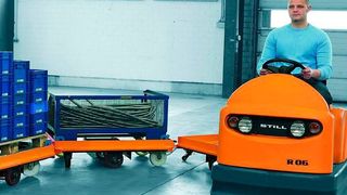 Routenzugsysteme werden branchenübergreifend eingesetzt. Wissenschaftler der TU München haben die Fahrzeuge in ihrer neuen Studie unter die Lupe genommen. (Still, via Wikimedia Commons)