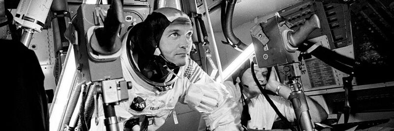 Astronaut Michael Collins trägt die berühmte „Snoopy-Mütze“.