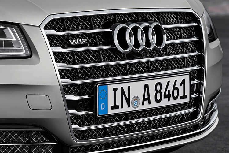Der sechseckige Singleframe-Grill ist plastischer und detailreicher – das Fahrzeug wirkt breiter ...  (Foto: Audi)